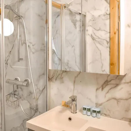 The Elm Uk38290 Holiday home *